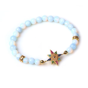 Bracelet étoile plaqué or avec perles bleu clair et pendentif étoile en zircone coloré