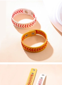 Detail von Baseball-Lederarmbändern mit roten V-Nähten und Metalldruckknopfverschluss