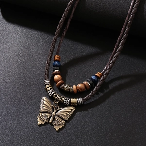 Collier style bohème avec pendentif papillon en bronze et perles en bois texturées