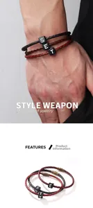 Détail de bracelets en cuir tressé avec perles alphabétiques et fermoir magnétique