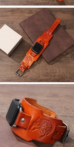 Makrodetail eines braunen Lederarmbands mit Wolfskopf-Prägung und Metallnieten für Uhren