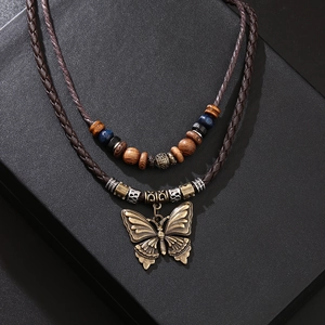 Collier rétro double épaisseur avec perles en bois et pendentif papillon en bronze