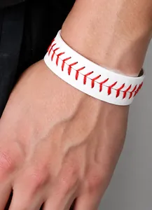Detailansicht eines weißen Leder-Baseballarmbands mit roten handgenähten Nahtdetails