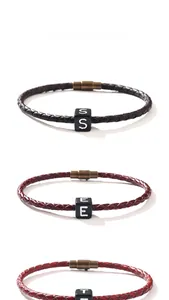 Détails de bracelets en cuir tressé avec fermoir magnétique et perles alphabet cubes