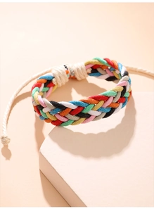 Dettaglio del bracciale intrecciato colorato fatto a mano con nodo regolabile
