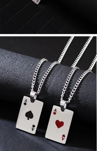 Détail des pendentifs cartes As de Cœur et Pique en argent sur support en cuir