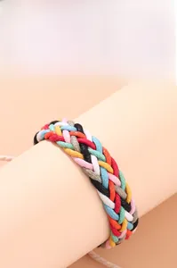 Dettaglio macro di braccialetti intrecciati in cotone stile boho in vari colori