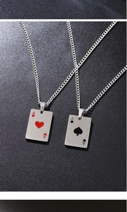 Gros plan des colliers pendentifs Ace of Hearts et Ace of Spades en acier poli