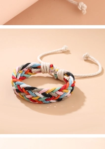 Dettaglio di un bracciale intrecciato a mano in cotone colorato con chiusura regolabile