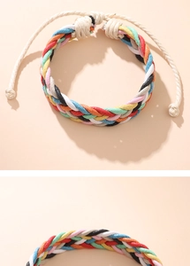 Dettaglio dei braccialetti in corda cerata intrecciata a mano con nodi regolabili colorati