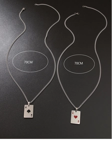 Détail des colliers de 70cm en acier avec pendentifs as de cœur et as de pique en métal
