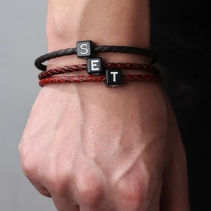 Bracelet Tressé en Cuir PU pour Hommes avec Fermoir Magnétique en Alliage Cubes de Lettres Carrées Bijoux Style Rétro Punk