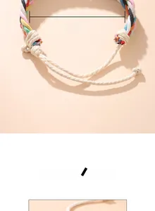 Dettaglio del braccialetto in corda di cera intrecciata colorata con nodo da 8cm