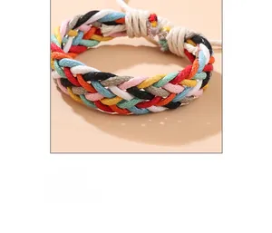 Macro di braccialetti bohémien intrecciati a mano con motivi etnici e colori vivaci