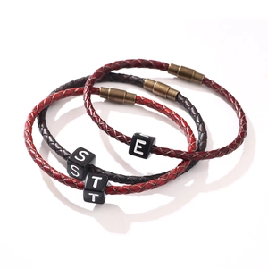 Trois bracelets en cuir tressé avec fermoirs magnétiques et perles alphabétiques