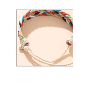 Dettaglio ravvicinato del bracciale in corda intrecciata multicolore con chiusura regolabile