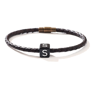 Bracelet tressé en cuir marron foncé avec breloque lettre S noire et fermoir magnétique