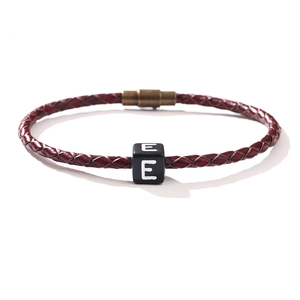 Bracelet en cuir tressé avec fermoir magnétique et breloque carrée lettre E en marron