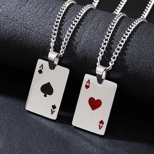 Collier en acier poli avec pendentifs cartes de poker As de Cœur et Pique sur fond cuir