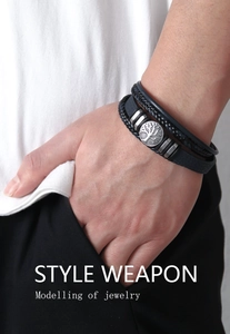 Détail d'un bracelet multicouche en cuir bleu avec un charme Arbre de Vie en métal