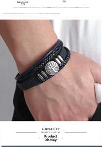 Détail macro du bracelet multicouche en cuir bleu avec un charme Arbre de Vie en métal