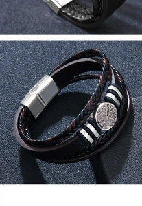 Vue rapprochée du bracelet en cuir tressé multicouche avec breloque Arbre de Vie et fermoir magnétique