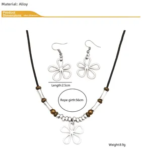 Vue détaillée de l'ensemble de bijoux trèfle avec breloques argentées et cordon ciré noir