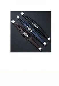 Détails de bracelets en cuir tressé noir, bleu et marron avec des breloques de l'arbre de vie