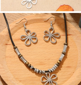 Parure bohème avec collier en corde cirée et boucles d'oreilles trèfle sur plateau bois