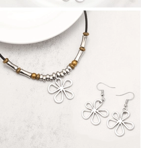 Vue détaillée du parure de bijoux vintage avec fleurs argentées et cordon perlé