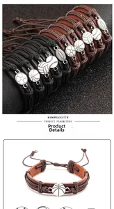 Detalle de pulseras deportivas de cuero trenzado con dijes de fútbol y baloncesto de plata