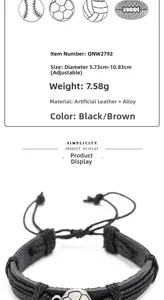 Detalle macro de la pulsera ajustable de cuero trenzado con tema de fútbol y aleación