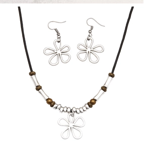 Détail de la parure bohème avec pendentifs trèfle évidés et perles sur cordon