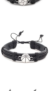 Detalle de pulsera de cuero trenzado con dije de baloncesto y cierre ajustable