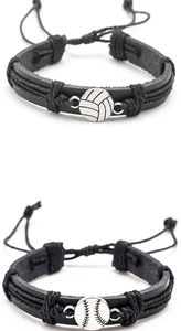 Detalle de los dijes de voleibol y béisbol en pulseras trenzadas de cuero negro de capas