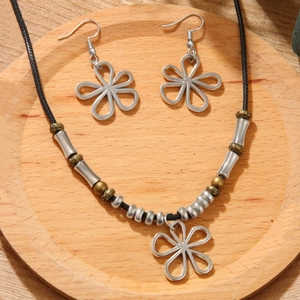 Parure de Collier et Boucles d'Oreilles Pendentif Fleur Évidée en Alliage Bohème Cordon Ciré Perlé Style Rétro Bijoux de Plage Femme