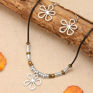 Parure bohème avec collier trèfle et boucles d'oreilles sur support en bois