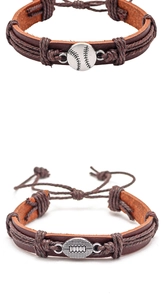 Detalle de dijes de béisbol y fútbol en pulseras deportivas de cuero trenzado estilo retro