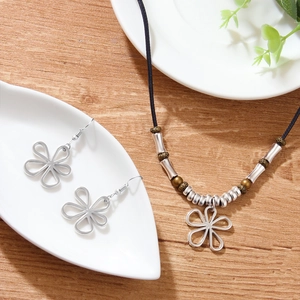 Parure bohème avec collier trèfle argenté et boucles d'oreilles sur cordon ciré noir
