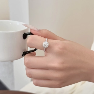 Elegant S925 sterling silver halo ring with a round brilliant cut cubic zirconia stone