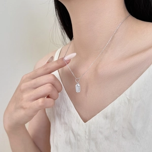 Collana in argento S925 con pendente rettangolare e bordo di zirconi indossata da modella