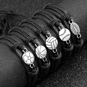 Set de 5 pulseras deportivas de cuero con dijes de fútbol, baloncesto y béisbol