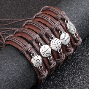 Pulsera de cuero multicapa con dijes deportivos como fútbol, baloncesto y béisbol
