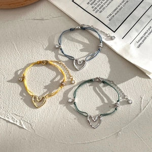 Bracelets en corde tressée à la main avec pendentifs cœur évidé en jaune, bleu et vert