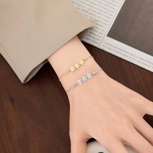 Elegant S925 sterling silver four-leaf clover bracelets in gold and silver finish