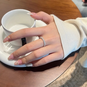 Elegante anello in argento 925 con doppia fila di moissanite incastonata sulla mano
