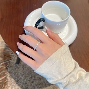 Squisito anello eternity in argento 925 con pavé completo di pietre di moissanite