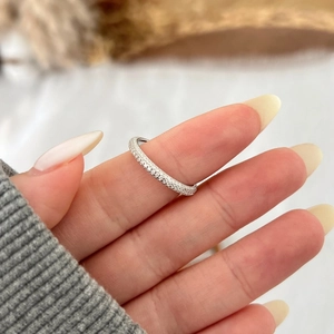 Dettaglio macro dell'anello in argento S925 con pavé completo di pietre moissanite