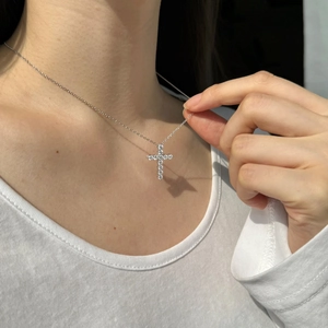 Collier croix classique en argent sterling S925 avec moissanite porté par un mannequin