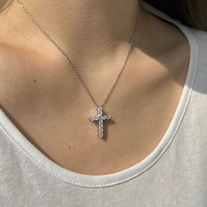 Collier avec pendentif croix en argent sterling S925 et diamants moissanite sur un mannequin
